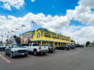 Everything is bigger in Texas! We made a stop at The Big Texan in Amarillo this afternoon on our way to Oklahoma City. Home of the free 72oz steak (if you can eat it, it’s free. We didn’t try it.😜 )A cheesy, but fun stop on Route 66.